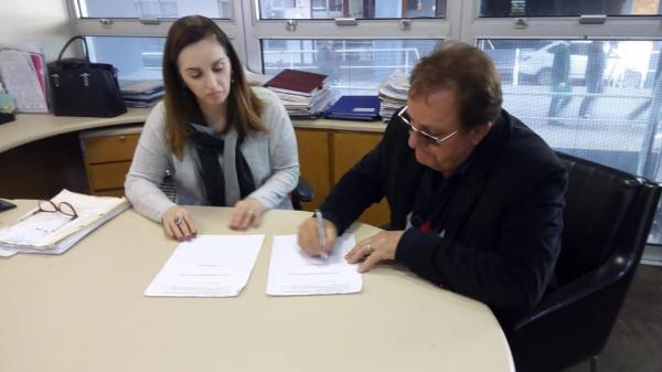Prefeito Nilson Paulo Costa assinando o Termo de Cedência (Foto: ASCOM/Redentora)