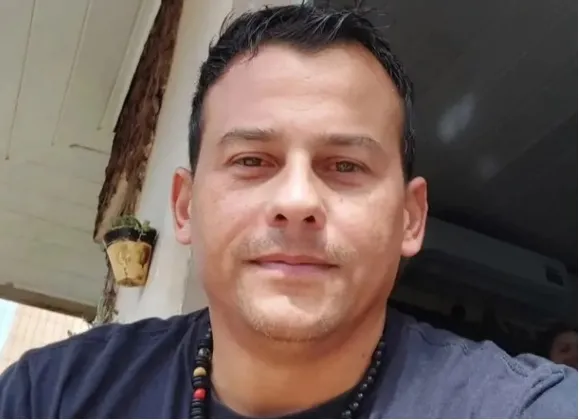 Vitor da Silva de Mello conduzia uma motocicleta e colidiu violentamente contra madeiras depositadas ao lado da via (Foto: Reprodução | Arquivo Pessoal)
