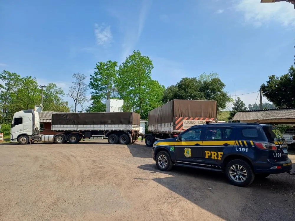 Carreta foi retida para transbordo da carga excedente (Foto: Divulgação | PRF)