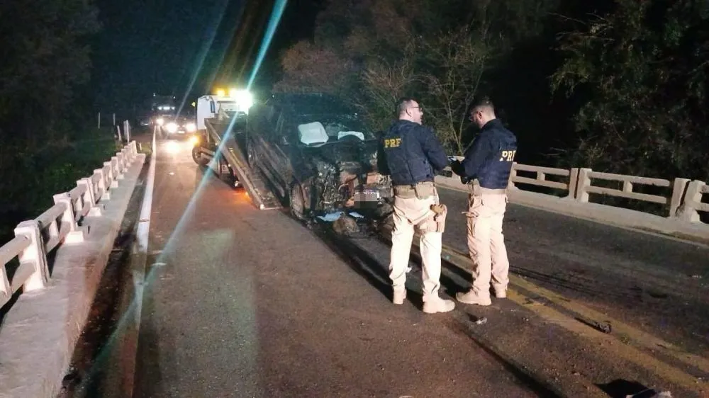 Colisão frontal envolvendo uma Fiat Toro e um Fiat Siena ocorreu por volta das 18h30 de domingo (14/9), na BR-285 (Foto: Divulgação | PRF)