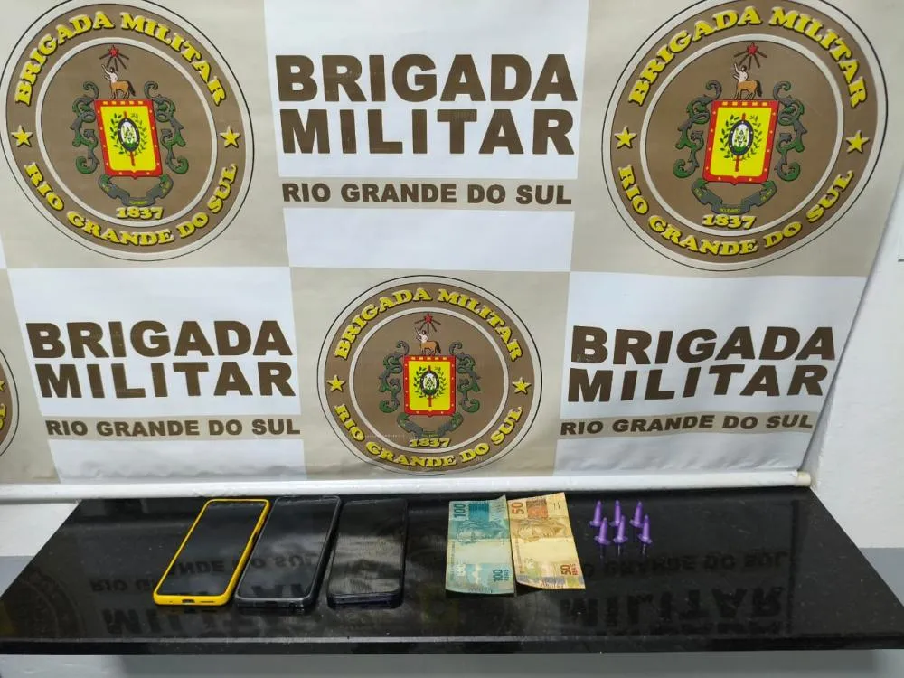 Ainda foi apreendido R$ 150,00 em dinheiro e três aparelhos celulares (Foto: Divulgação | 7º BPM)