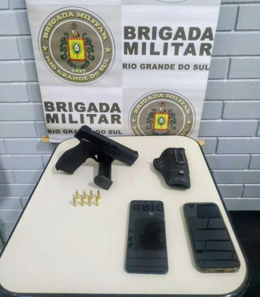 Com os dois homens, foi apreendida uma pistola, oito munições, juntamente com carregador e coldre (Foto: Divulgação | 7º BPM)