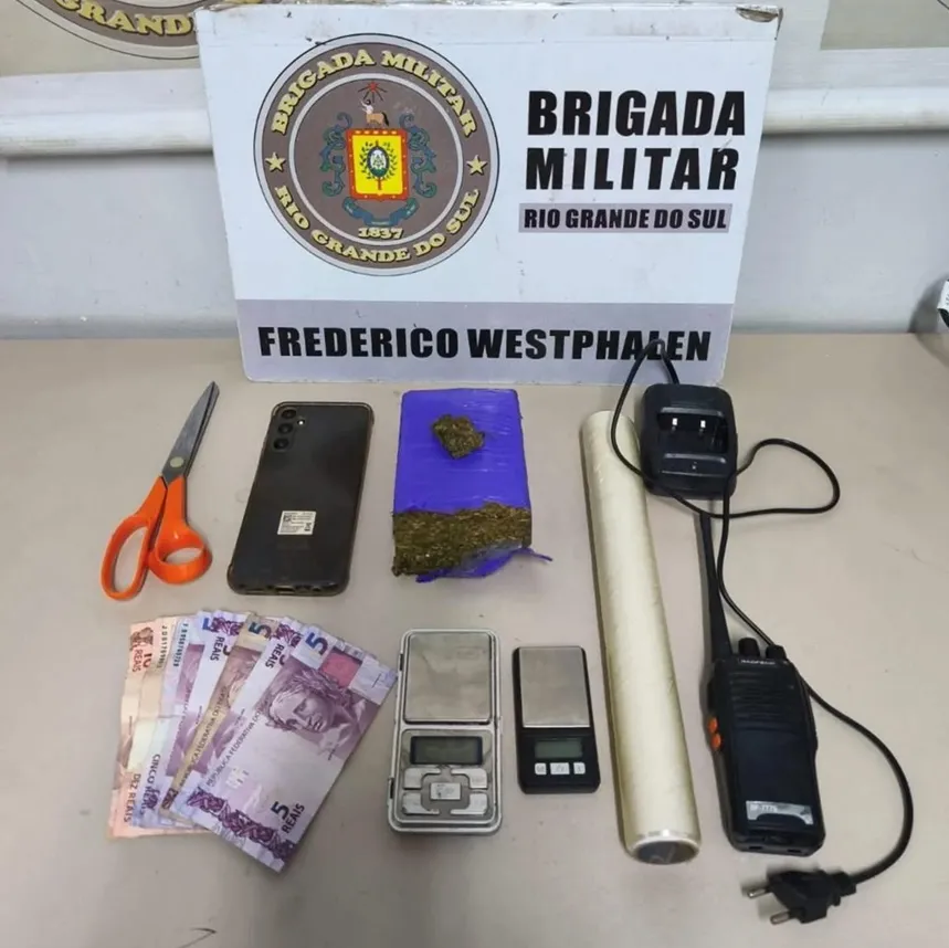 Na ação, foram apreendidas 390 gramas de maconha, um rádio comunicador, um telefone celular e duas balanças de precisão (Foto: Divulgação | 37º BPM)