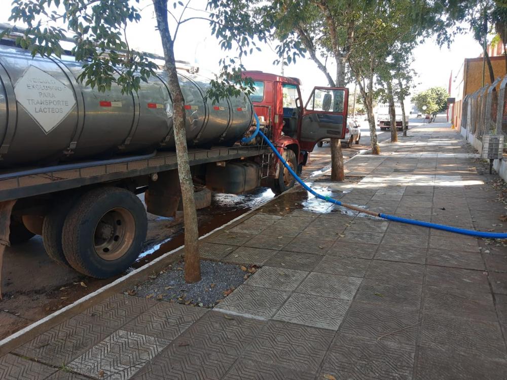 Caminhão pipa está sendo usado para auxiliar na demanda de água no município. (Foto: Jonas Martins)