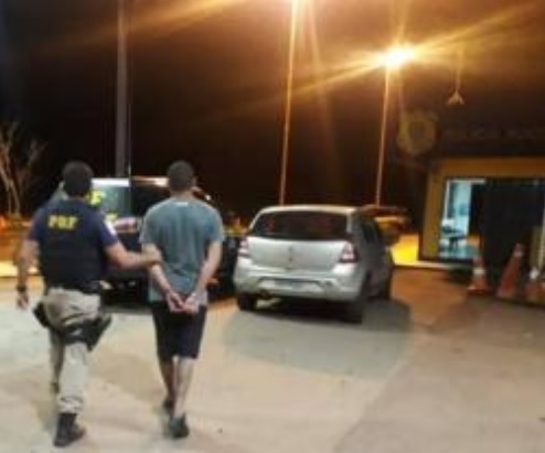 Motorista de 27 anos foi preso em flagrante (Foto: Divulgação/PRF)