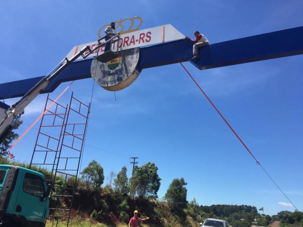 Pórticos estão situados nas saídas para Coronel Bicaco e Miraguaí (Foto: Divulgação/ASCOM Redentora)