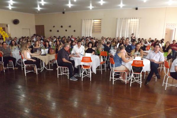 Foram empossados os novos gestores de 55 estabelecimentos educacionais (Foto: Divulgação/21ª CRE)
