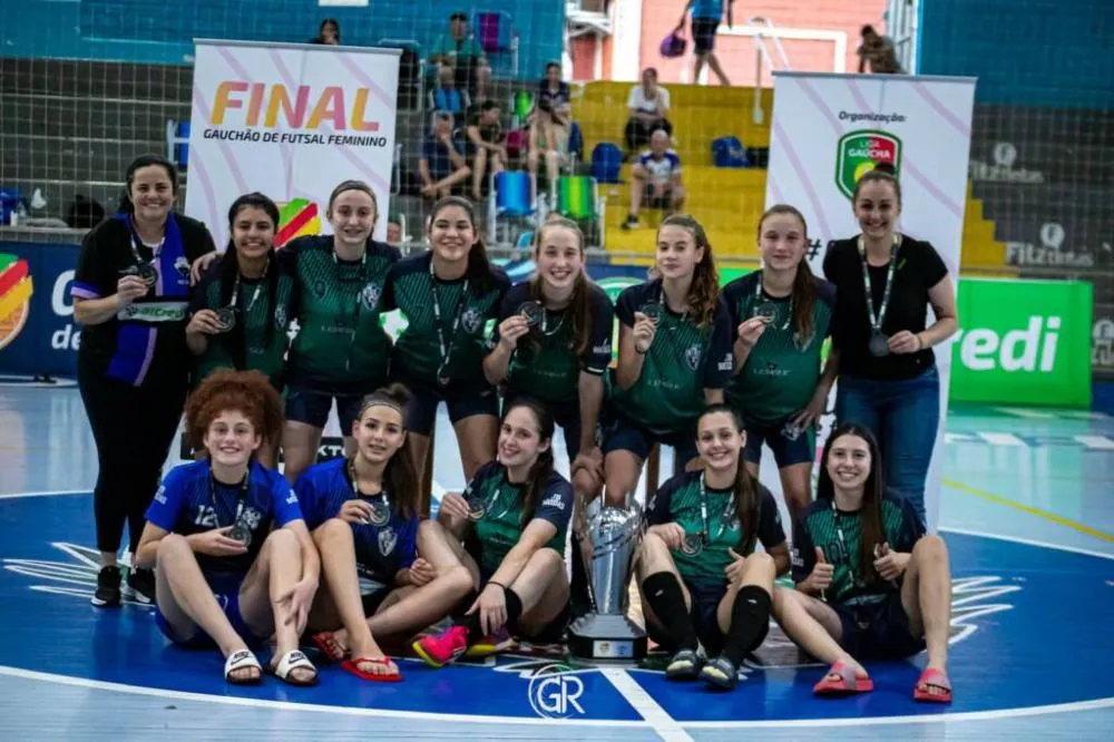 Foto: Da esquerda para direita em pé professora Janete, Mayana,Djulia,Laura, Manoela,Karol,Pyetra, massagista Tatieli. Agachadas: da esquerda para a direita, Isabela, Maria Eduarda, Mariana, Gabriely, Agatha/Foto: Assessoria 