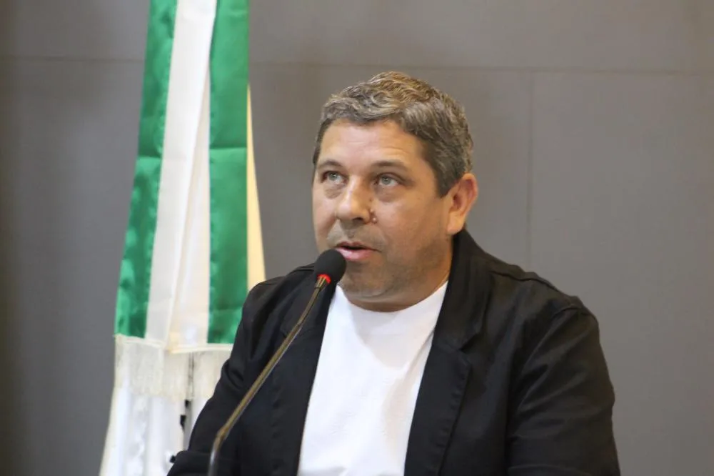 Vereador Claudiomiro Albuquerque lembrou das alterações na legislação vigente e que contribuem para abertura de novos empreendimentos (Foto: Diones Roberto Becker)