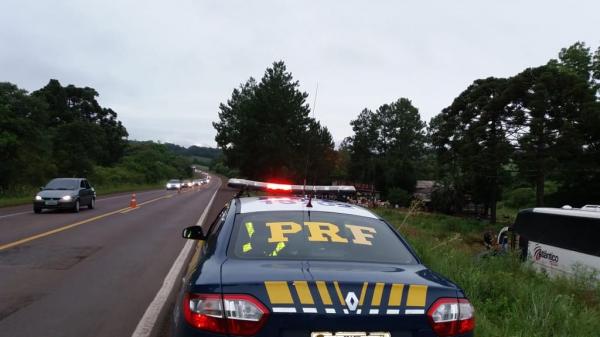 Acidente de trânsito ocorreu no início da manhã deste sábado (Foto: Divulgação/PRF)