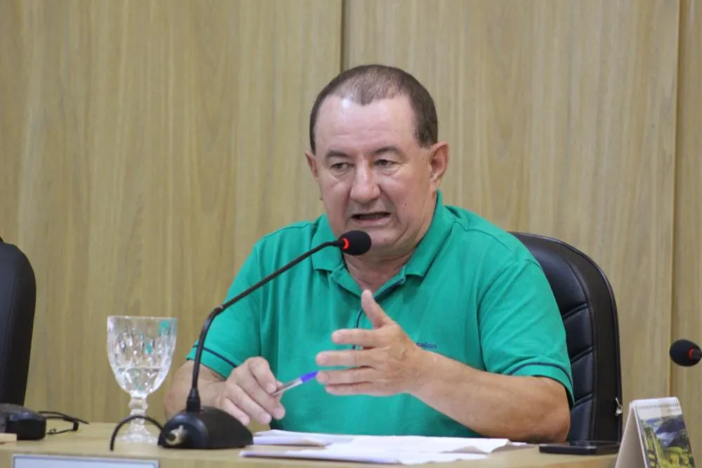 Vereador João Marques Brasil elogiou principalmente o trabalho de conservação das flores nos canteiros centrais da avenida (Foto: Diones Roberto Becker)