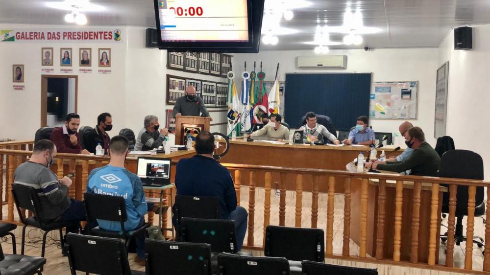 Edis defenderam que os empreendimentos geram emprego e renda para as famílias (Foto: Diones Roberto Becker)