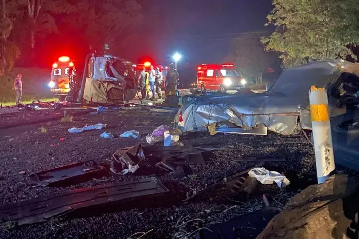 Colisão entre o caminhão e o micro-ônibus ocorreu por volta das 23h de sexta-feira (19/12) (Foto: Divulgação | Corpo de Bombeiros de Carazinho)
