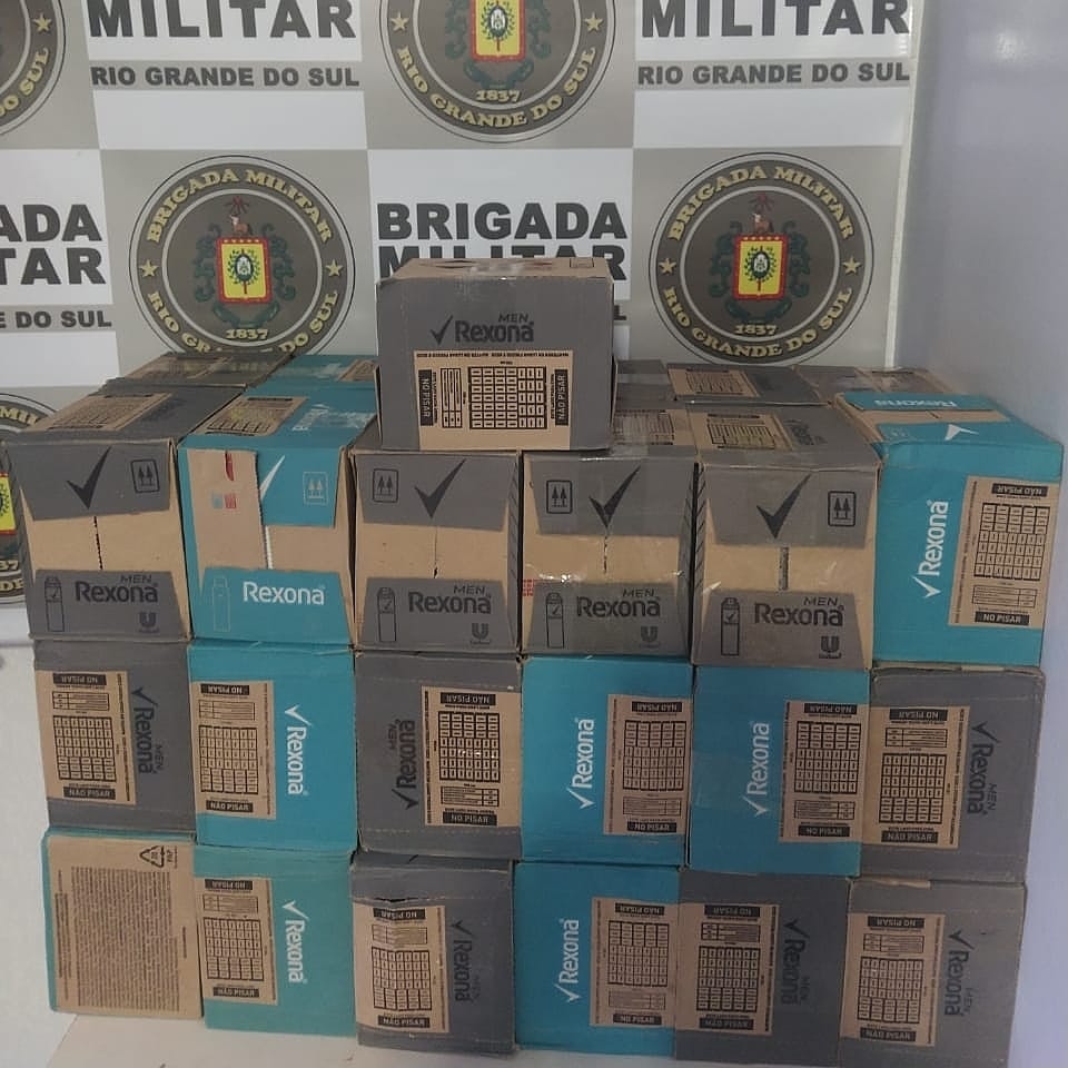 Foram apreendidas 444 unidades de desodorantes de origem estrangeira (Foto: Divulgação/BM)