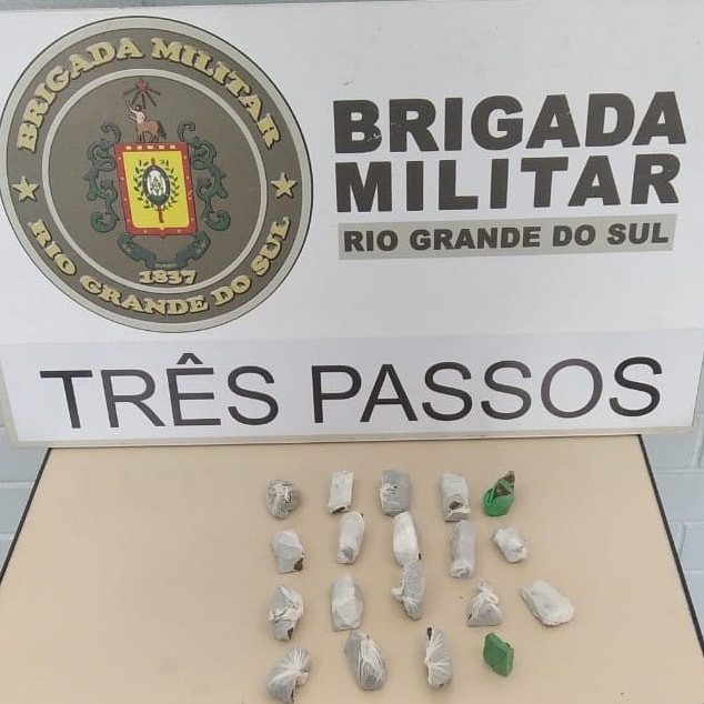 Policiais militares apreenderam 84 gramas de maconha (Foto: Divulgação/BM)