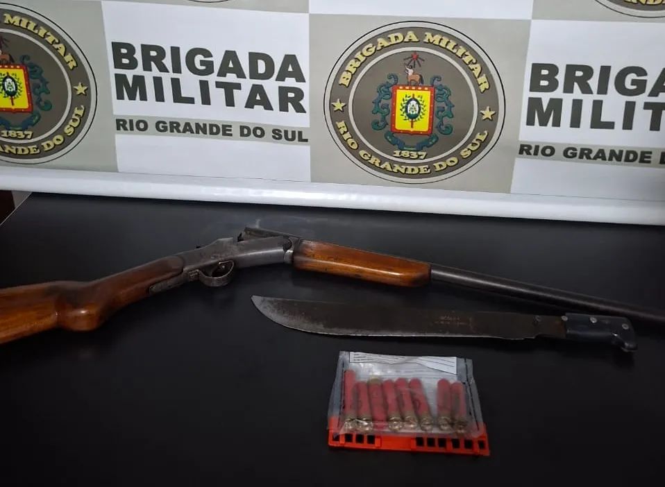 Espingarda juntamente com o facão e as munições apreendidas na ação (Foto: Divulgação | 7º BPM)