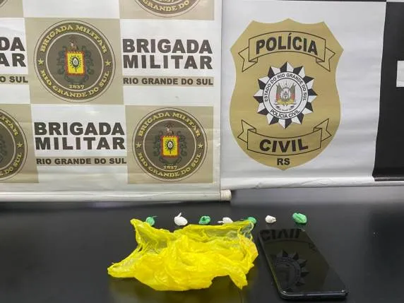 Indivíduo de 35 anos carregava sete porções de cocaína e um aparelho celular (Foto: Divulgação | Polícia Civil)