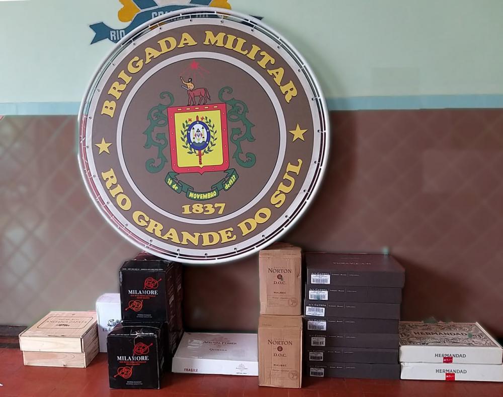 Foram apreendidas 134 garrafas de bebidas (Foto: Divulgação/7º BPM)