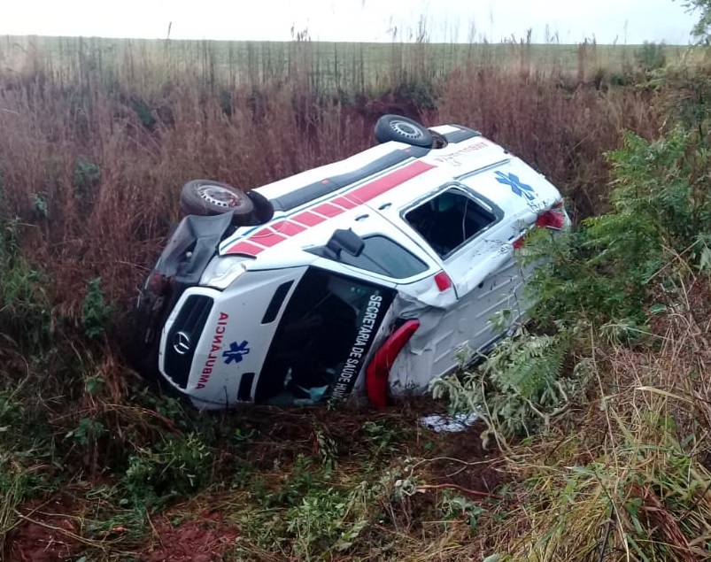 Motorista e a técnica de enfermagem que viajavam na ambulância não sofreram ferimentos mais graves (Foto: Reprodução/WhatsApp)