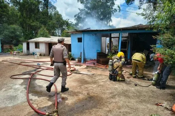 O pai da criança ateou fogo em uma casa e um carro após os disparos. (Foto: Divulgação / PN Noticias)