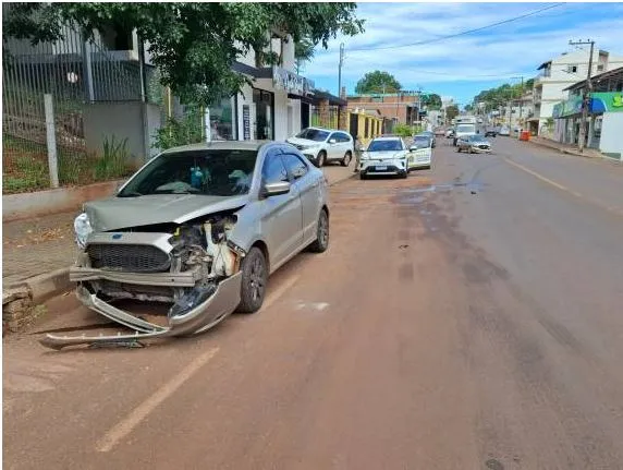 (Foto: Márcio Santos / Grupo Caçadores de Notícias Um acidente de trânsito envolvendo dois veículos foi registrado por volta das 10h30min desta quarta-feira (18), em Ijuí. A colisão aconteceu no cruzamento da Avenida Coronel Dico com a Rua Alberto Schmidt
