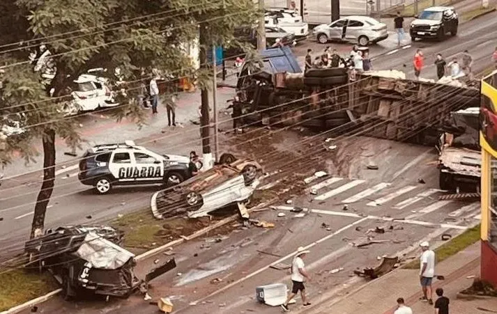 Acidente ocorreu na avenida Fernando Machado (Foto: Redes sociais)