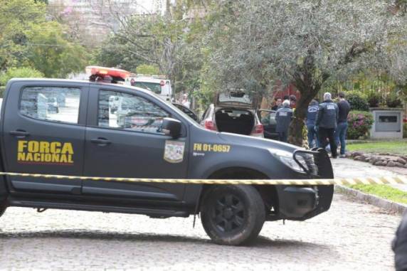 Polícia acionada depois de uma das mortes, na Rua Barão de Ubá (Foto: Fernando Gomes/Agência RBS)
