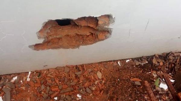 Buraco teria sido aberto durante a madrugada desta segunda-feira (Foto: Maicon Ferreira/Rádio Nativa FM)