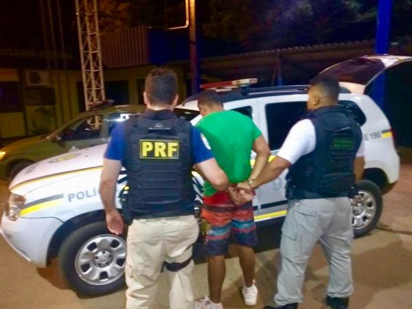 Homem de 27 anos foi preso após uma denúncia anônima (Foto: Divulgação/PRF)