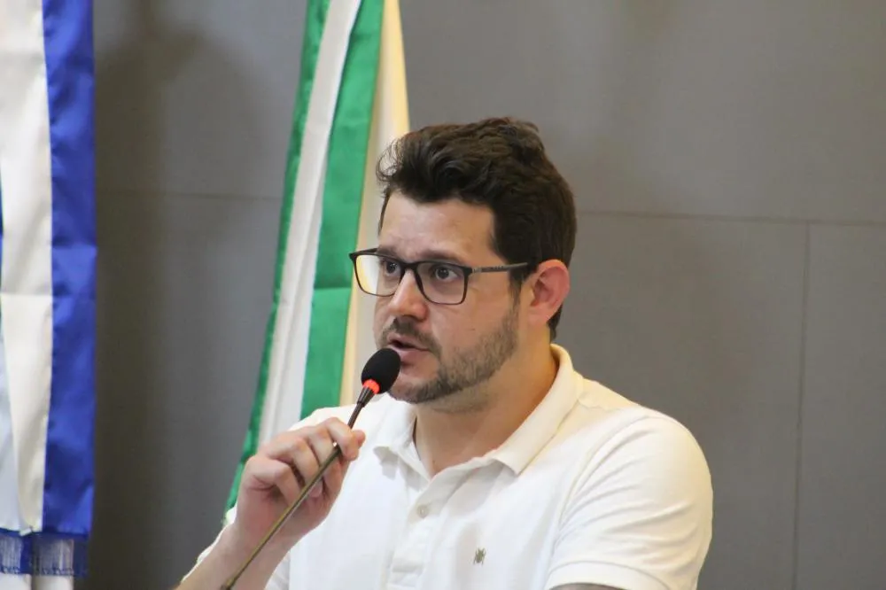 Vereador Felipe Kronbauer lamentou que vazamentos desperdiçam o recurso hídrico e ocasionem problemas em vias urbanas (Foto: Diones Roberto Becker)