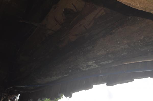 Bases de algumas pontes estão podres e deixam a estrutura em condição de risco (Foto: Jonas Martins)