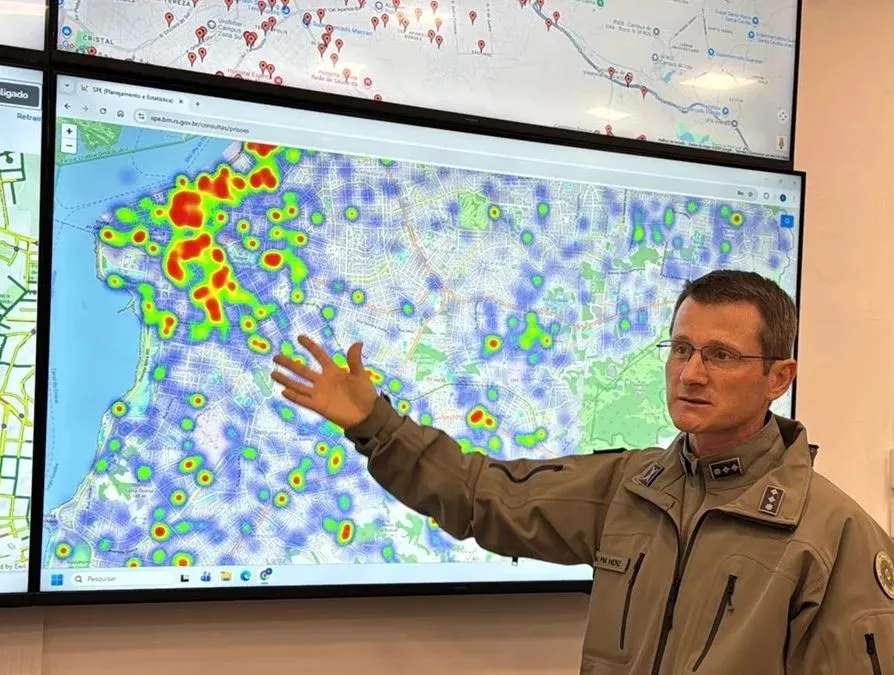 Major Ademir Henz explica o mapa de calor que aproxima a ação policial do local e horário da incidência criminal. (Foto: Soldado PM João Mazzucco / BM / CP)