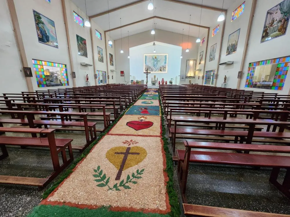 Pela primeira vez em 80 anos, tapetes de Corpus Christi cercam toda a Praça Tenente Bins em Tenente Portela