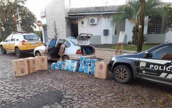 Cigarros contrabandeados eram transportados em um automóvel abordado na RSC 472 (Foto: Divulgação)