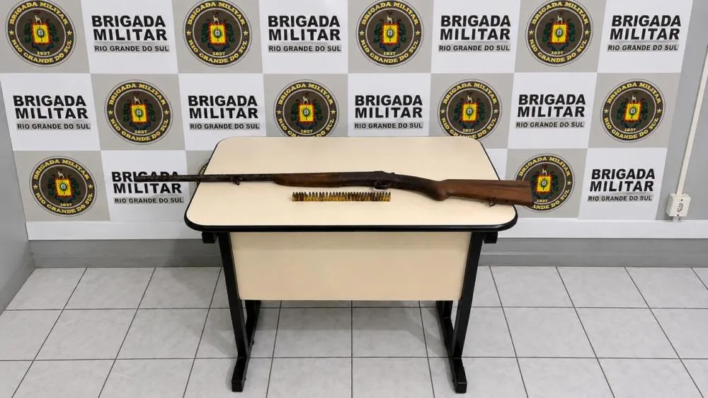 Munições e arma de fogo apreendidas na ação policial (Foto: Divulgação | 7º BPM) 