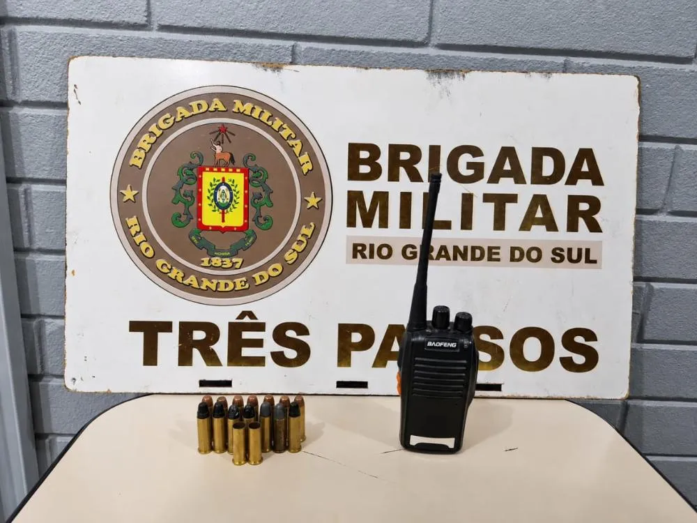 Policiais militares apreenderam um rádio transmissor, 14 munições e dois estojos deflagrados de calibre 38 (Foto: Divulgação | 7º BPM)