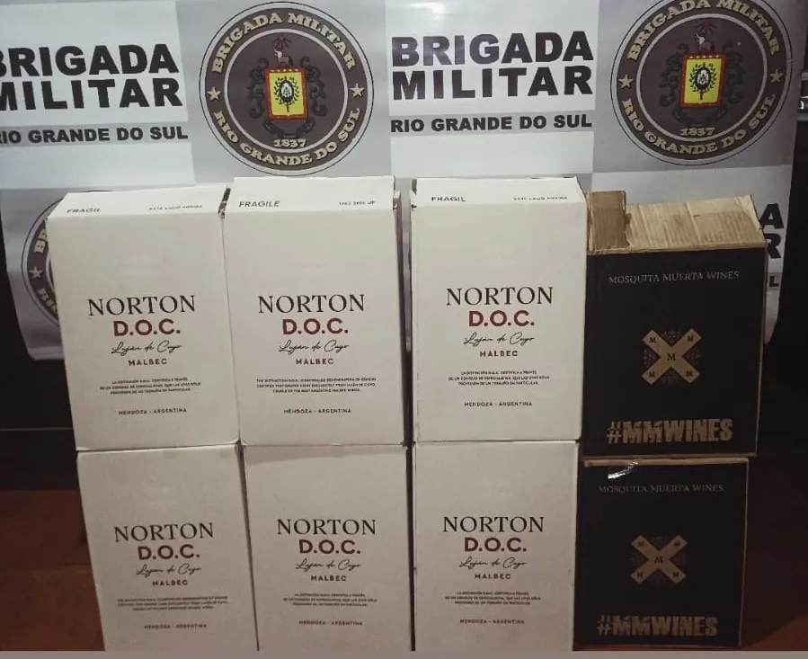 Mercadorias, de origem estrangeira, não possuíam o devido desembaraço aduaneiro (Foto: Divulgação | 7º BPM)