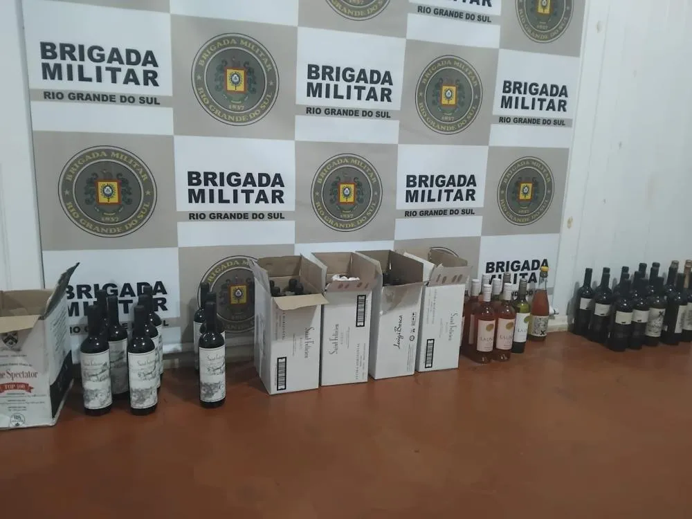 Policiais militares apreenderam 67 garrafas de vinho de origem estrangeira e sem o devido desembaraço aduaneiro (Foto: Divulgação | 7º BPM)