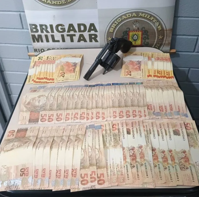 Santo Augusto: ação da Brigada Militar resulta em prisões por arma ilegal e notas falsas