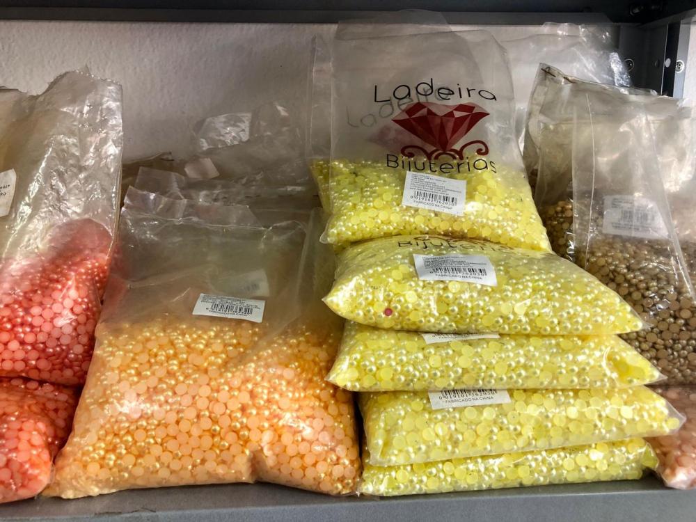 Loja Mix Store é especializada em produtos para customização de cuias, chinelos e outros objetos (Foto: Diones Roberto Becker)