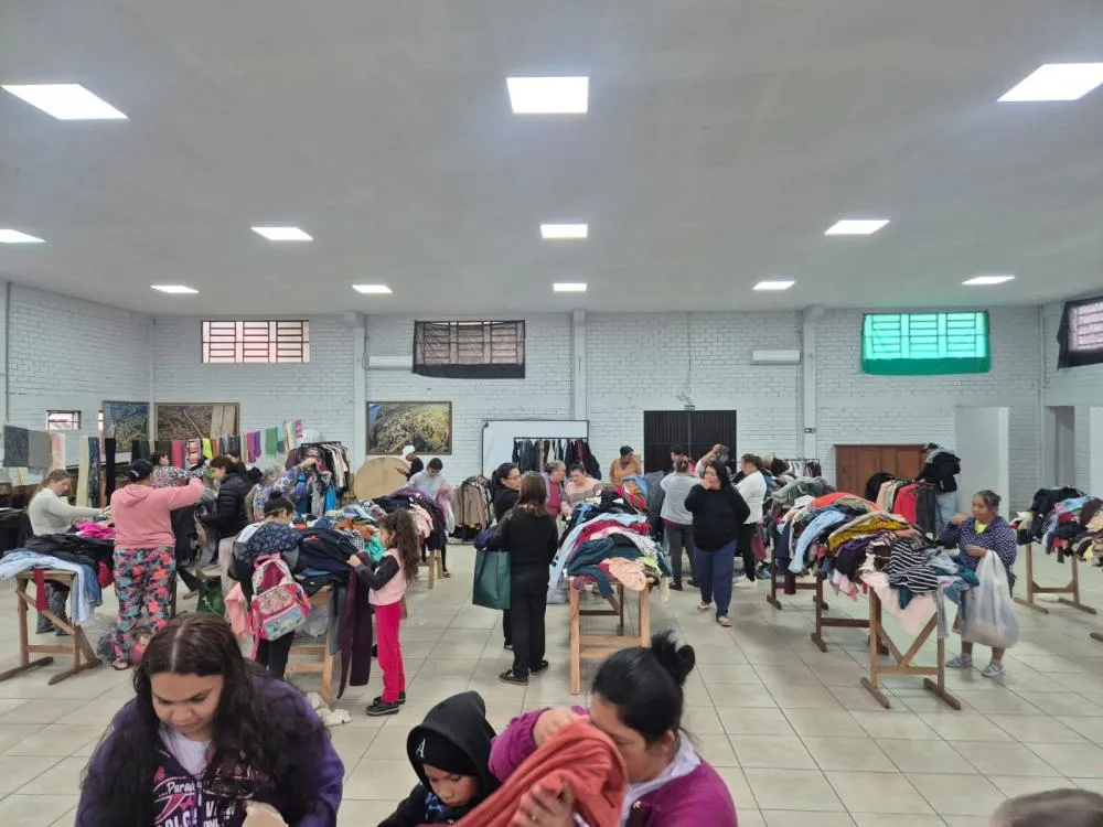 Centenas de roupas, calçados e cobertores foram repassados às famílias em vulnerabilidade (Foto: Divulgação | ASCOM Barra do Guarita)