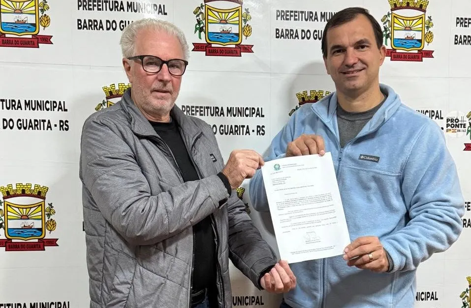 Ofício que confirma o envio da emenda parlamentar foi entregue ao prefeito Valcier Balestrin (Foto: Divulgação | ASCOM Barra do Guarita)