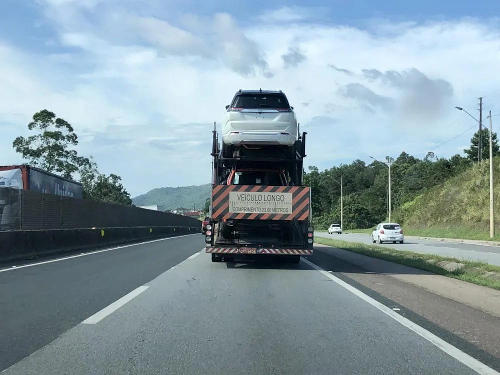 Em maio, foram fabricados 253,5 mil veículos e emplacados 274,7 mil (Foto: Diones Roberto Becker)