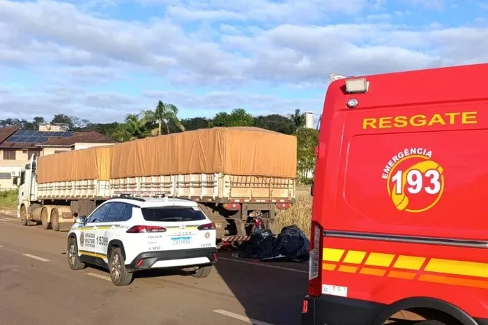 Colisão aconteceu por volta das 8h na Rua Acesso Henrique Gassen, no bairro Glória (Foto: Divulgação | Corpo de Bombeiros)