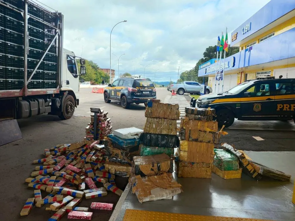 Entorpecentes, bem como o caminhão e a arma de fogo foram apreendidos e apresentados na Polícia Civil em Passo Fundo (Fotos: Divulgação | PRF)