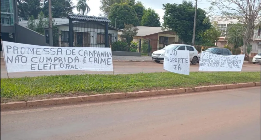 Trabalhadores realizam ato em Miraguaí para cobrar auxílio transporte prometido pela Prefeitura