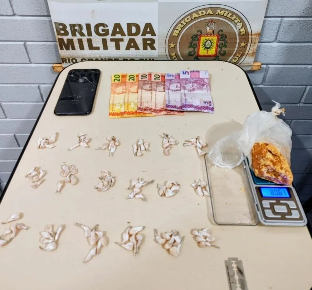 Além dos entorpecentes, foram apreendidas uma balança de precisão, um telefone celular e dinheiro (Foto: Divulgação | 7º BPM)
