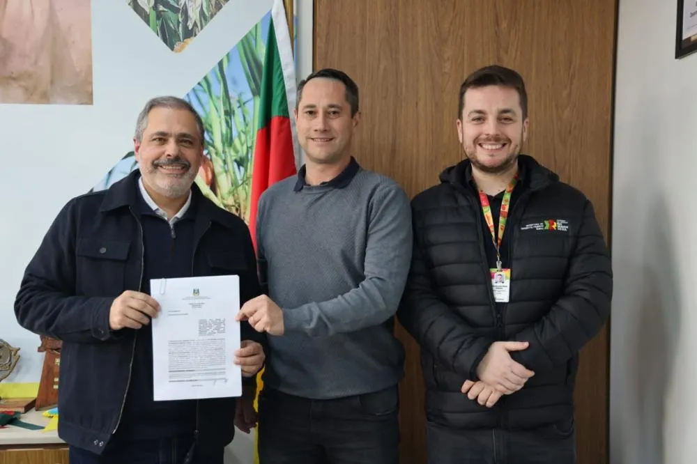 Vice-prefeito Cristiano Carvalho esteve na SDR para assinar o convênio da Consulta Popular 2025/2026 (Foto: Divulgação | Derrubadas)