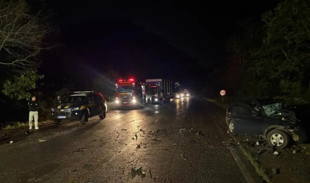 Na BR-386, em Iraí, uma colisão frontal entre dois veículos provocou a morte de duas pessoas (Foto: Divulgação | PRF)