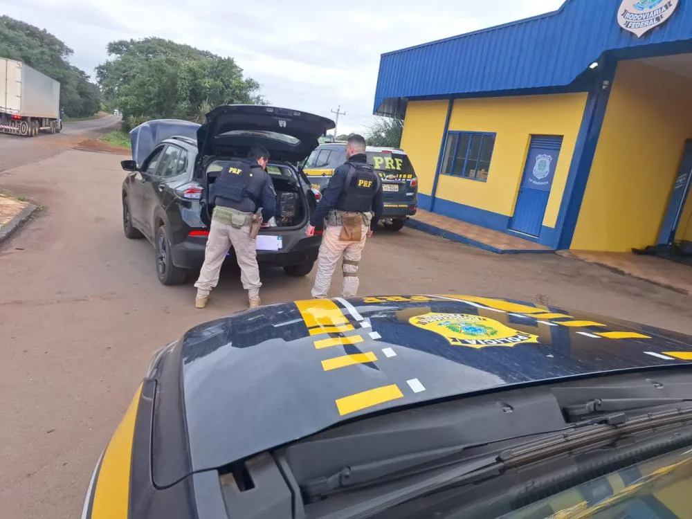 Entorpecente, que estava distribuído em vários fardos, era transportado no porta-malas de uma GM Tracker (Foto: Divulgação | PRF)